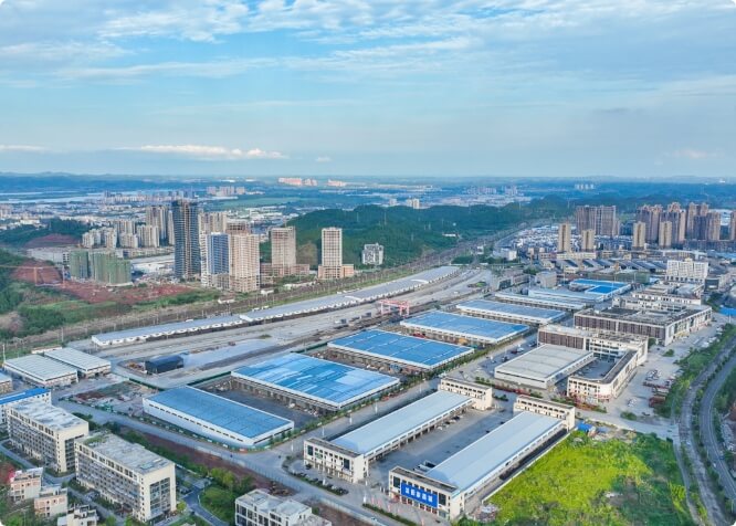 ●成功申建西部唯一的碳酸鋰期貨交割倉庫，以新質生產力開辟產業(yè)發(fā)展新賽道，期貨交割業(yè)務覆蓋新疆、青海、貴州、廣西等省市，與世界500強、全國100強企業(yè)展開深度合作，交割量排名全國前列，為產業(yè)發(fā)展注入“金融元素”，形成遂寧自有“資源銀行”
●投資30億元建設遂寧保稅物流中心（B）型、大宗物資集散分撥中心，打造大宗物資貿易、跨境交易平臺
●開拓建材、糧食運貿一體化業(yè)務，年營業(yè)收入3億元